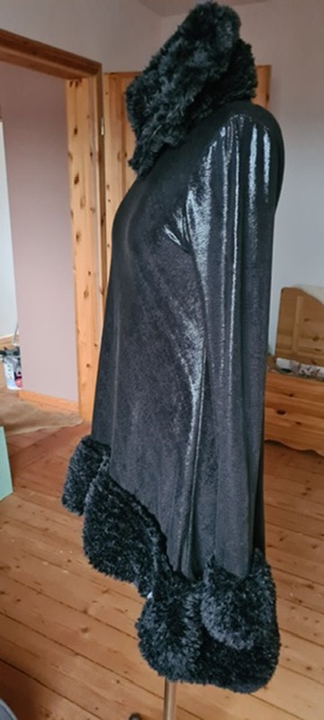 Cape Schwarz Fell Seite Links – Eigenkollektion Agnes Art