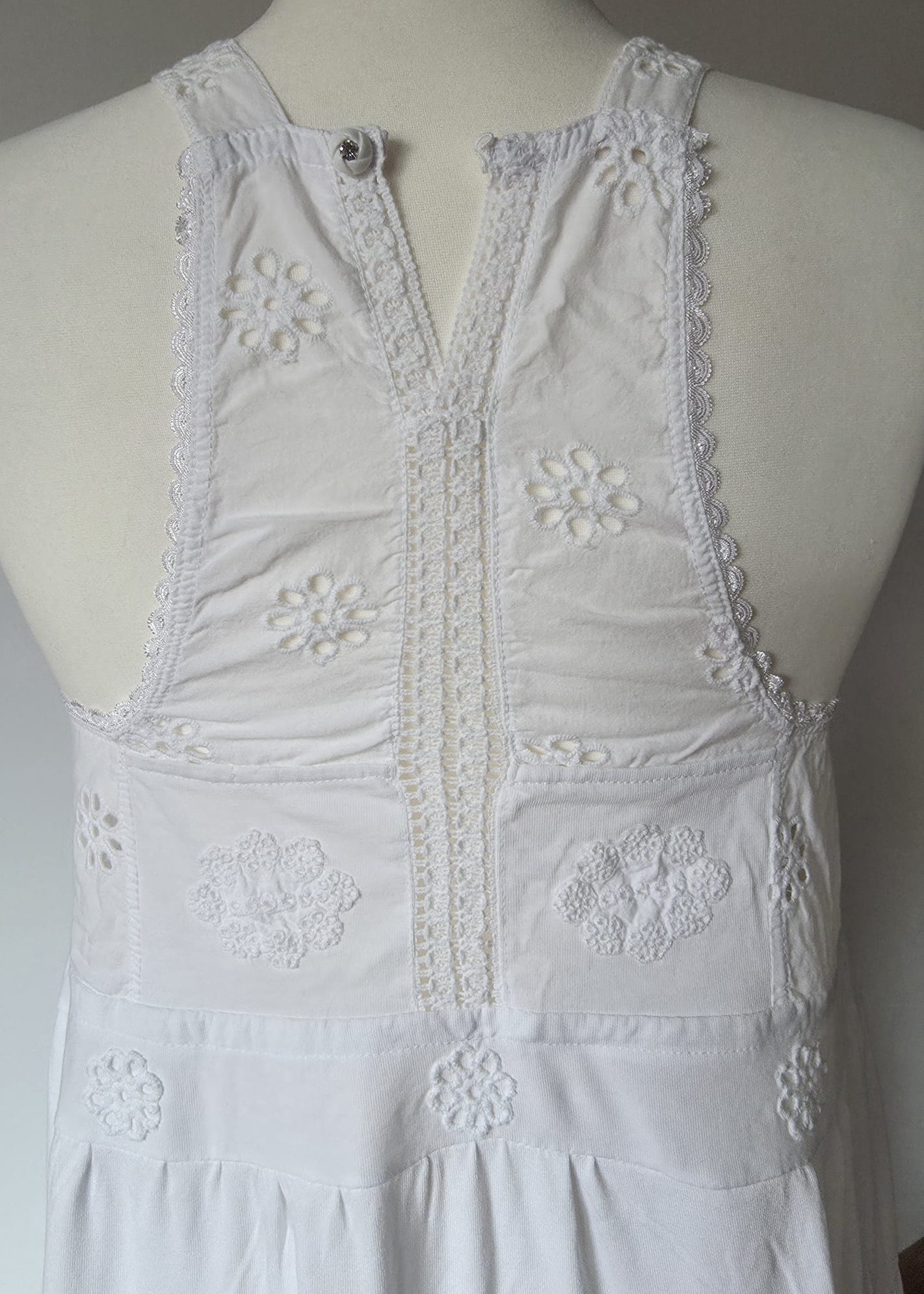 Kleid Weiss Stickerei Ruecken Detail – Eigenkollektion Agnes Art