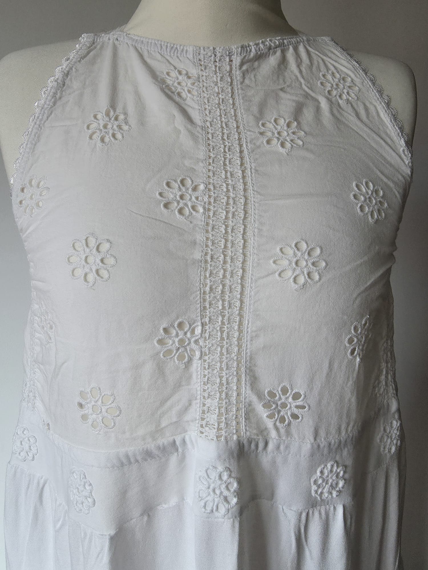 Kleid Weiss Stickerei Vorne Detail – Eigenkollektion Agnes Art