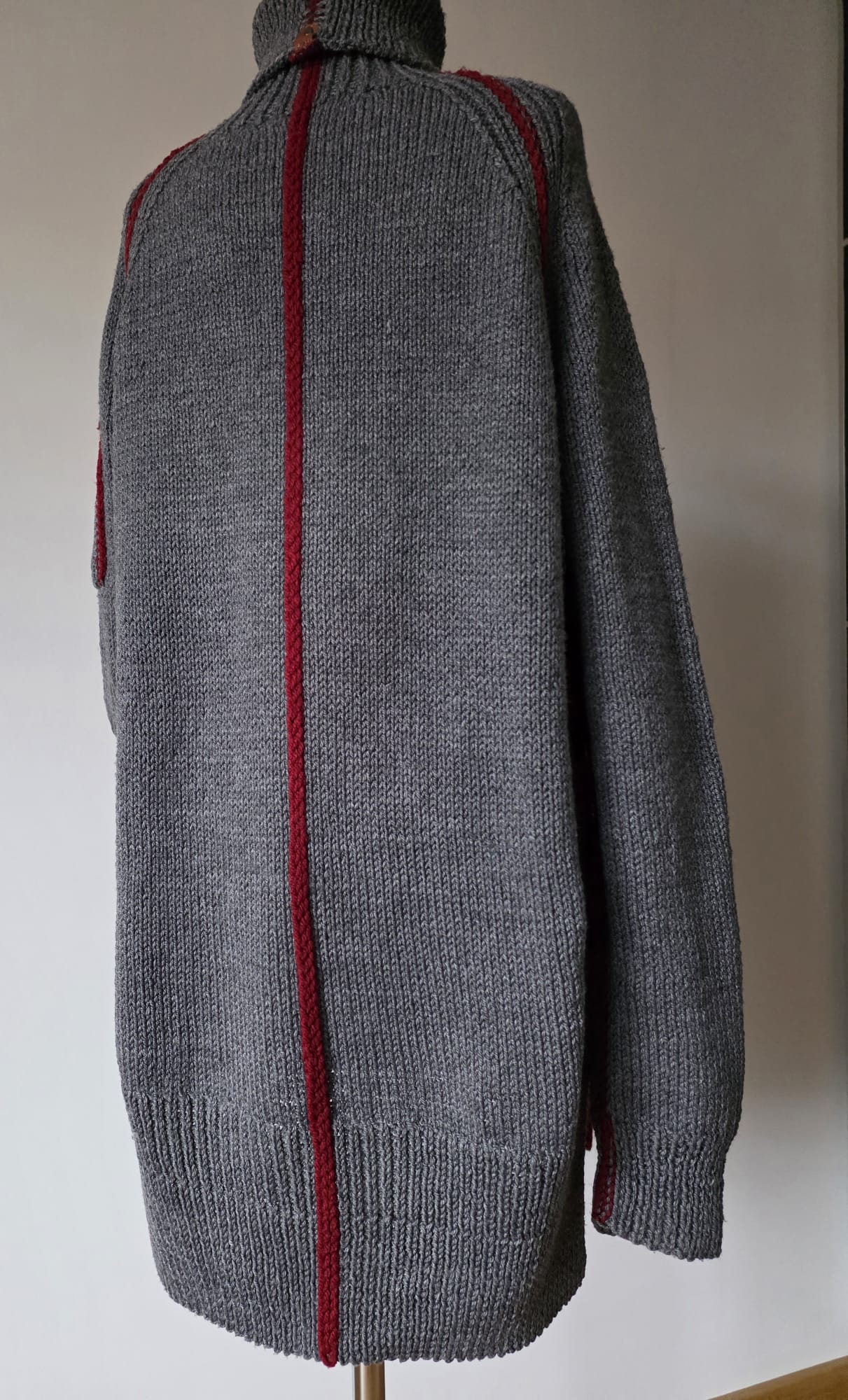Pullover Grau Rollkragen Ruecken – Eigenkollektion Agnes Art