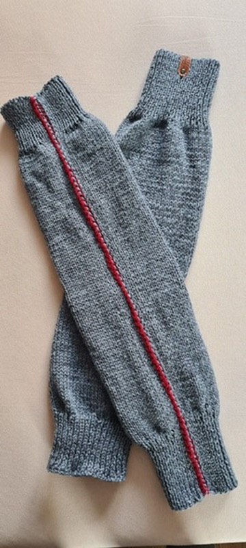 Stulpen Grau Rot – Eigenkollektion Agnes Art
