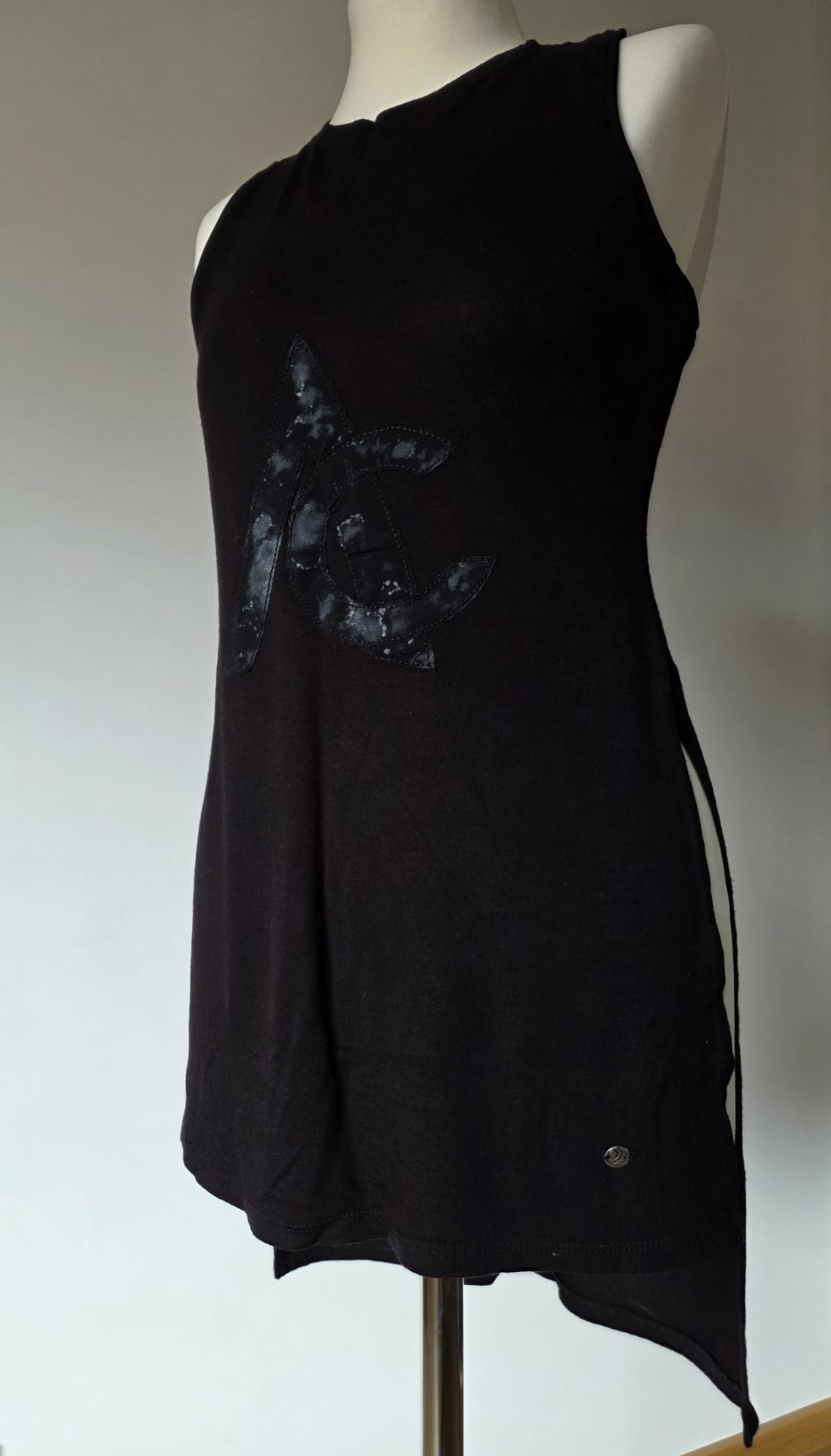 Top Schwarz Logo Applikation – Eigenkollektion Agnes Art