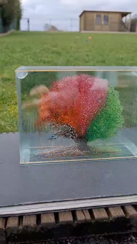 Pinkes Kunstwerk im Glas
