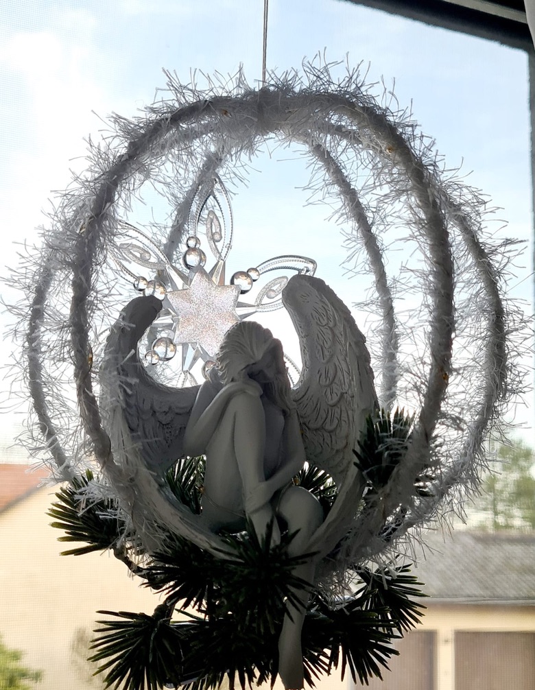 Engel im Silber-Oval
