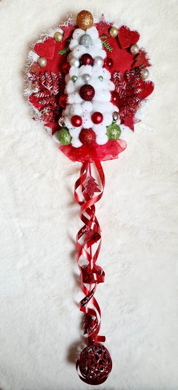 Roter Kranz mit Kegelbaum