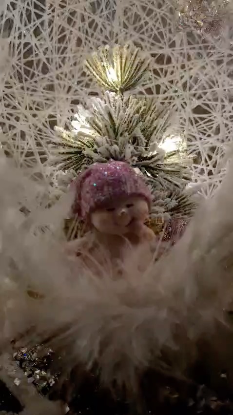 Krippenbaby im Federnest