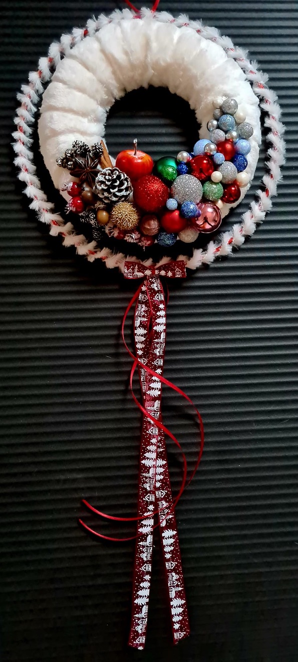 Weißer Kranz mit Engel