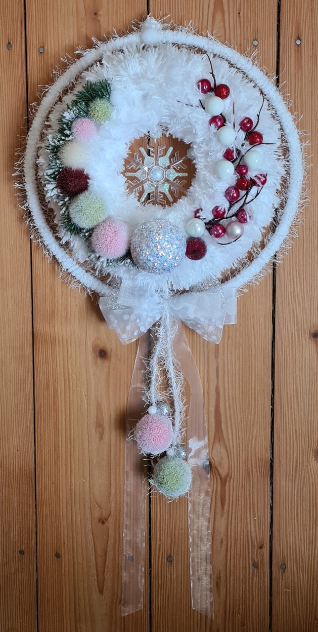 Weißer Pompom-Kranz